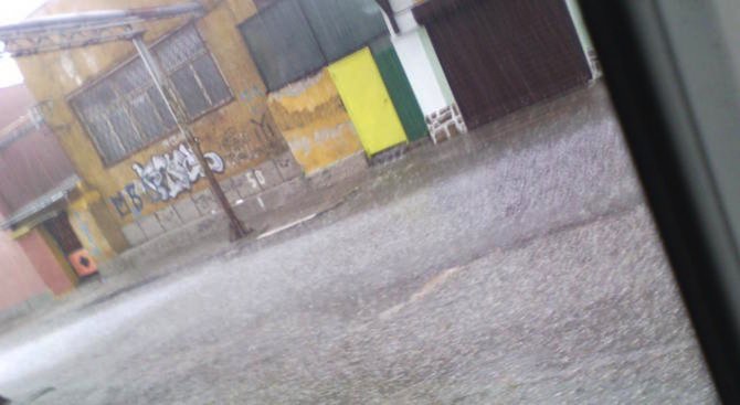 Пороен дъжд се изля над София, жълт код за гръмотевични бури е обявен за цялата страна