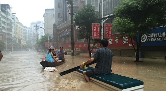 Силни дъждове парализираха град в Южен Китай