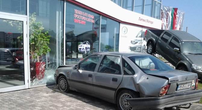 Автомобил се заби във витрината на шоурум в Пловдив (снимки)