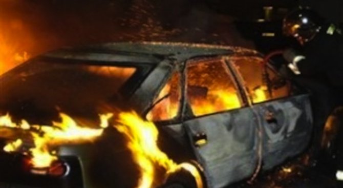 Горя луксозен автомобил в София, взривът се размина на косъм