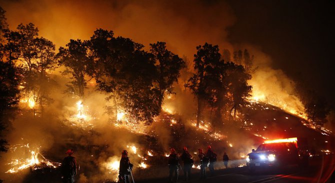 Горски пожар в Централна Калифорния изпепели 150 жилища (видео)