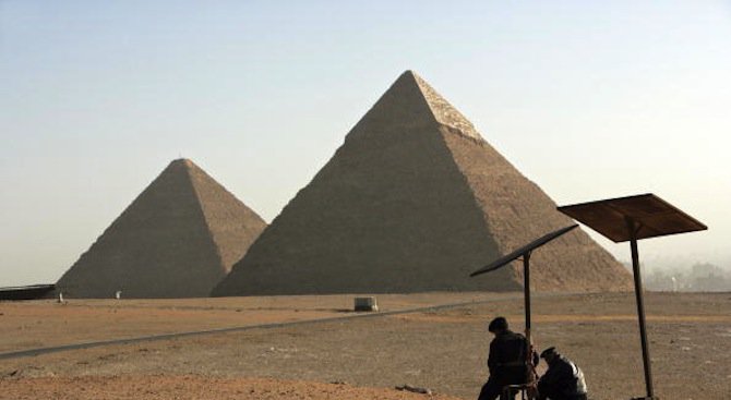 Хеопсовата пирамида е крива