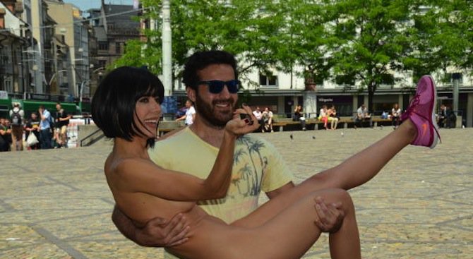 Художничка се подложи на публично интимно опипване в Лондон (снимки+видео 18+)