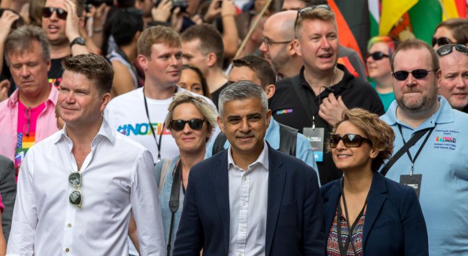 Кметът Садик Кан застана начело на гей парада ''Лондон Праѝд'' (снимки)