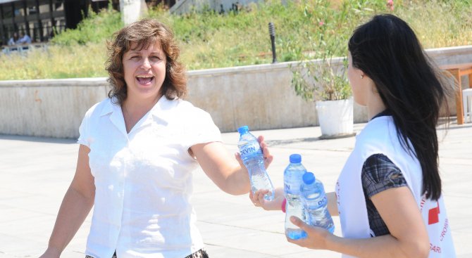 КНСБ в Дупница иска работодателите да раздават разхладителни напитки