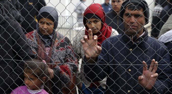 Между Резово и Звездец е пълно с бежанци, режат оградата