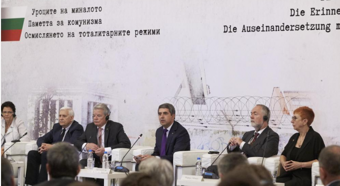 Плевнелиев: Истината за престъпленията на тоталитарните режими трябва да се помни (снимки)