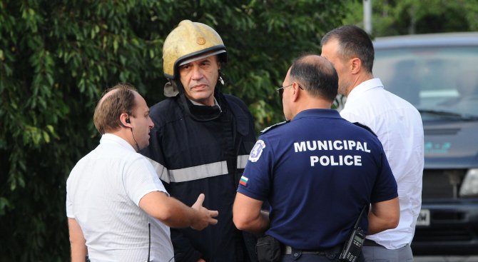 Пожарникари овладяха изтичането на газ от цистерна във Велико Търново