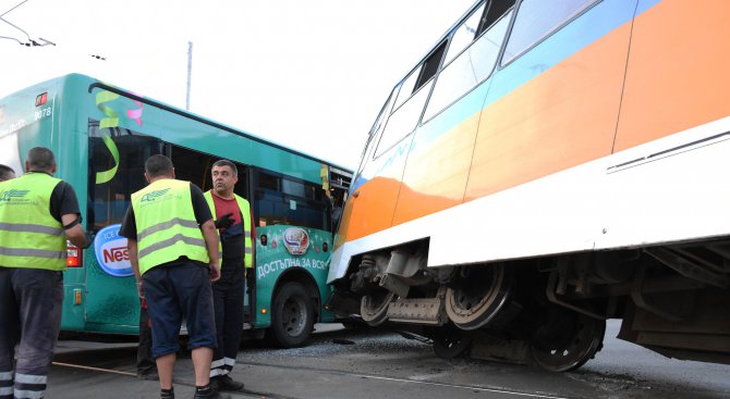 Удължават жълтия светофар с 2 секунди заради тежката катастрофа между трамвай и автобус