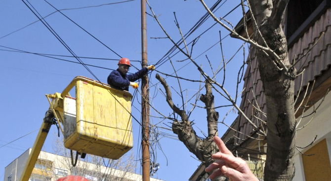В Шумен премахват незаконни кабели от общинските стълбове