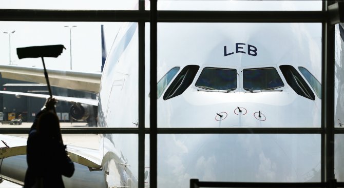 Българи са блокирани часове в самолет на летището в Амстердам