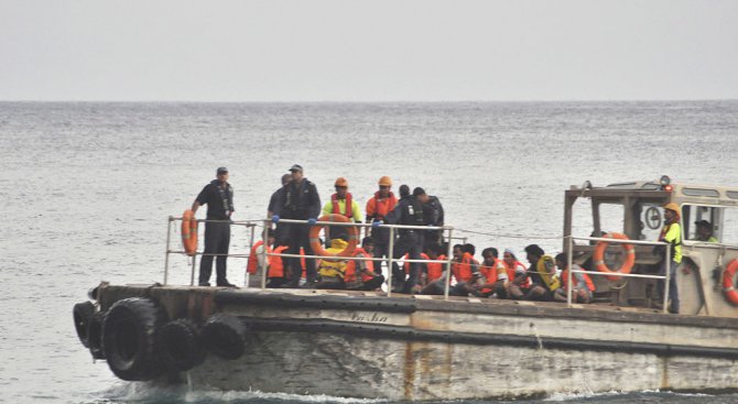 Италия изважда останките от потънал рибарски кораб с мигранти