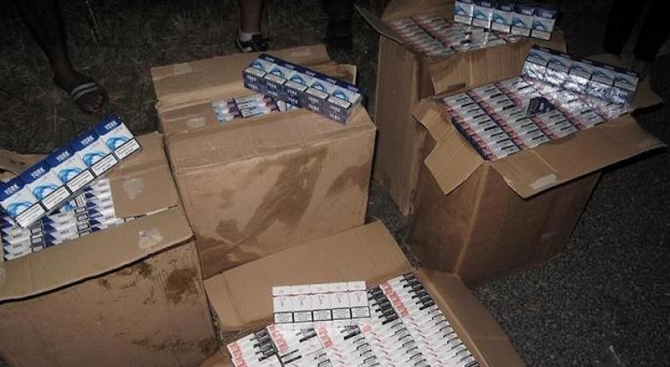 Откриха над 100 000 къса контрабандни цигари (снимки)