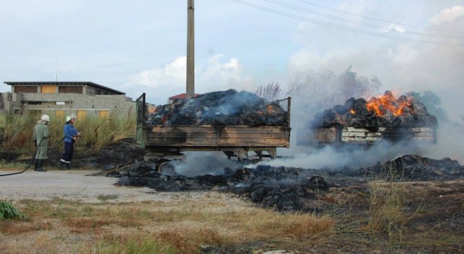 Ремаркета със слама изгоряха в харманлийско село (снимки)