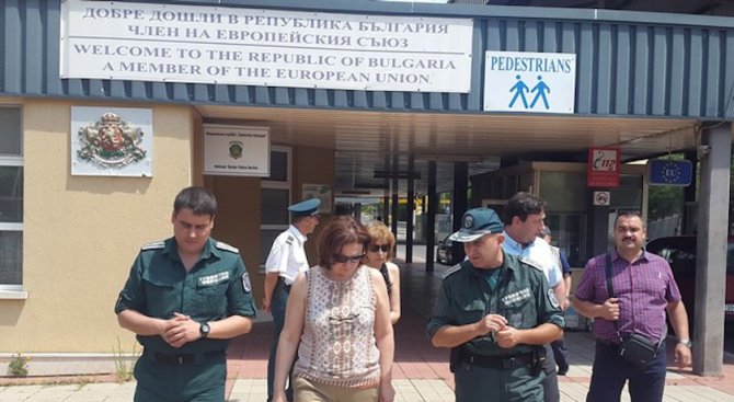 Румяна Бъчварова провери полицаи по границата (снимки)