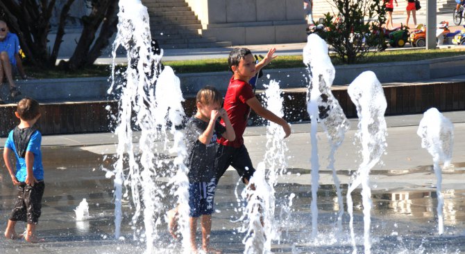 Деца намериха прохлада във фонтан в Бургас (снимки)