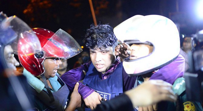 Експлозия в училищен двор и нападение на полицаи с мачете в Бангладеш