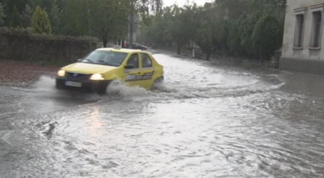 Порой наводни улици и приземни етажи в Шумен
