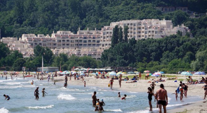 Продължава да е в сила забраната за къпане на Офицерския плаж