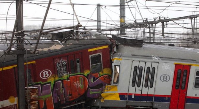 Седем души са ранени при удар на пътнически влакове в Чехия
