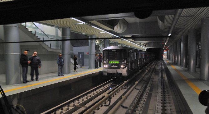 Свързват метрото с влака от Перник, пуснаха търга за още четири станции