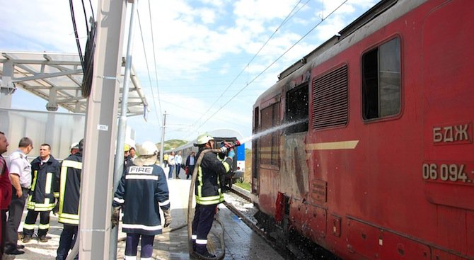 Запали се локомотивът на бързия влак от Варна за Пловдив