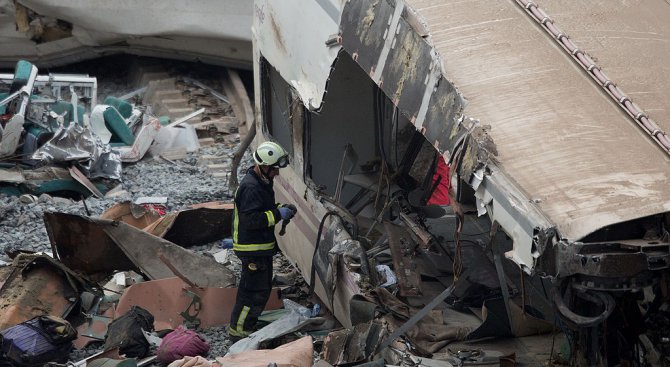 23-ма станаха загиналите при железопътната катастрофа в Италия (видео)