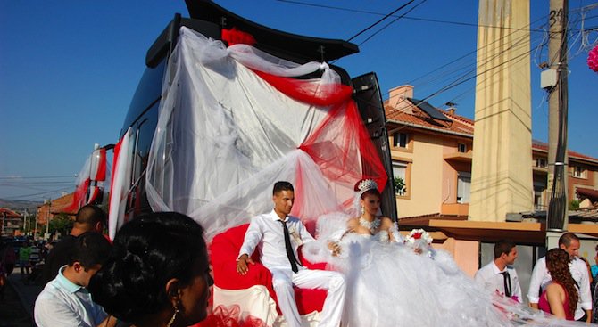 Абитуриентката с каляската вдигна сватба с ТИР в Харманли (снимки)