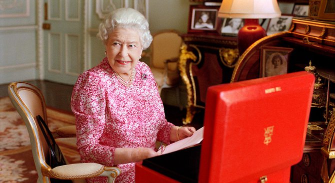 Английската кралица си търси мияч на чинии