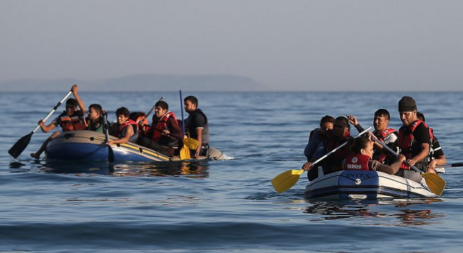 Близо 1000 мигранти бяха спасени при шест операции в Средиземно море