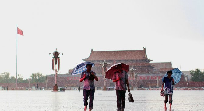 Броят на жертвите на наводненията в Китай достигна 237 души (видео)