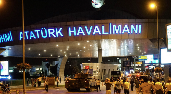 Българи блокирани на летище &quot;Ататюрк&quot; в Истанбул (видео)