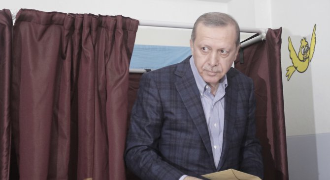 Ердоган излетя от Истанбул в неизвестна посока