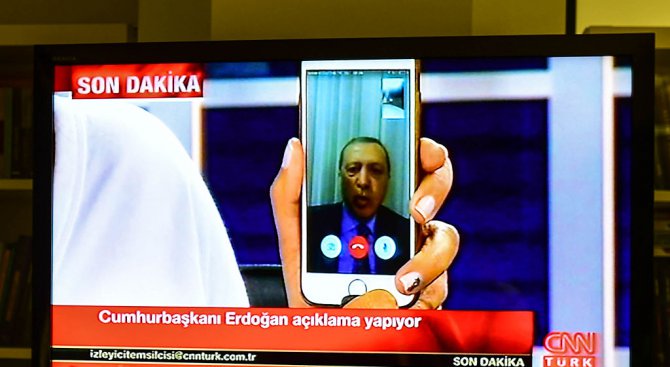 Ердоган заяви, че ще остане с народа си и няма да ходи никъде  (видео)