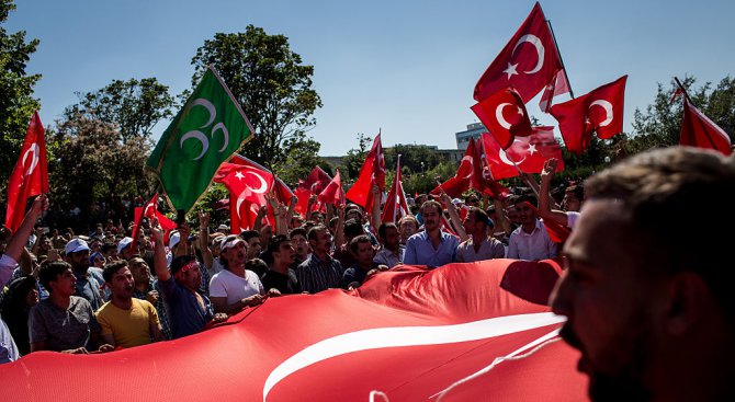 Хиляди привърженици на президента Ердоган се стекоха в Истанбул, за да изразят подкрепата си