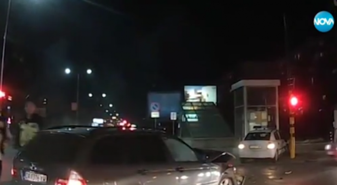 Катастрофа с патрулка, минала на червен светофар (снимка+видео)