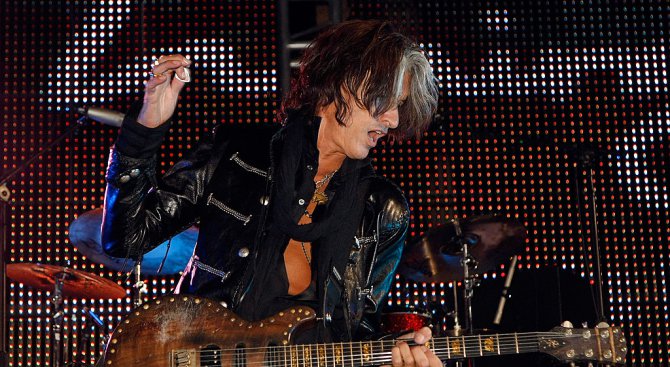 Китарист на Aerosmith припадна на сцената (видео)