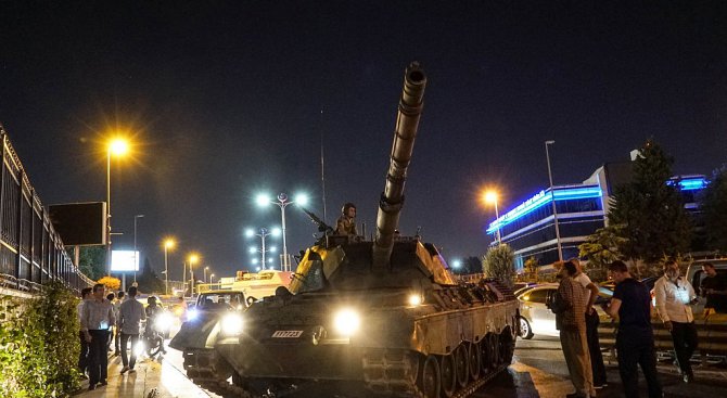 Над 2700 съдии в Турция са отстранени след опита за преврат тази нощ