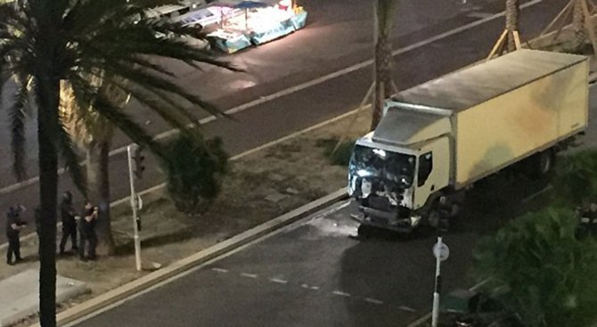 Нападателят в Ница е стрелял с пистолет, преди да бъде убит от полицията