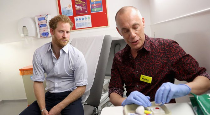 Принц Хари си направи тест за СПИН на живо във Facebook (снимка+видео)