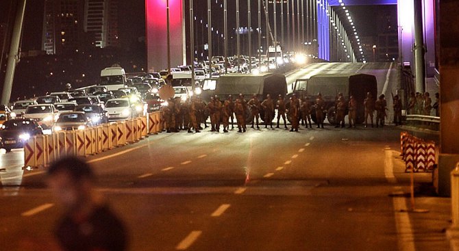 Сблъсъци между полицията и армията в Турция
