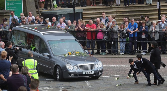 Стотици се сбогуваха с убитата британска депутатка Джо Кокс (снимки)