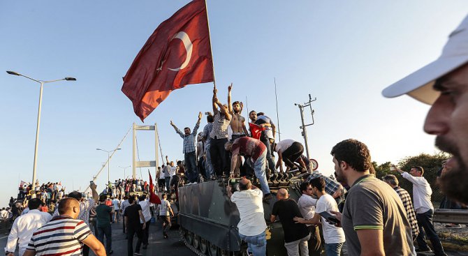 Турци излязоха на улиците в Истанбул, за да подкрепят правителството