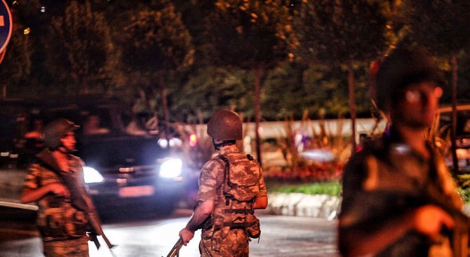 Войници са стреляли и са ранили привърженици на Реджеп Ердоган
