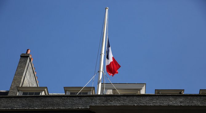 Знамената в Париж ще бъдат спуснати в знак на траур за трагедията в Ница