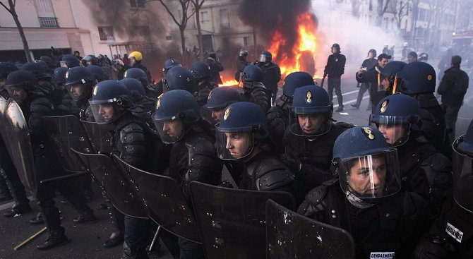 10 арестувани при бурни протести в Париж (видео)