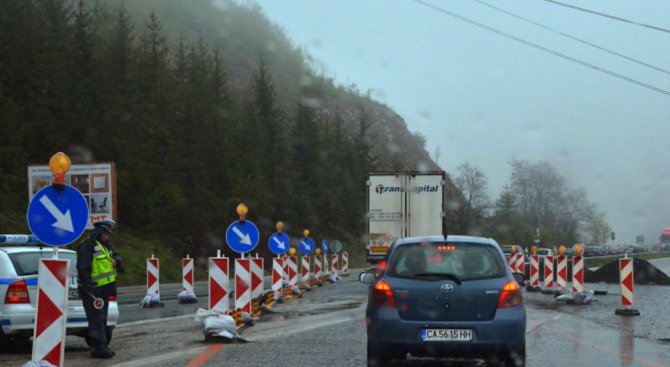 Движението по пътя София-Перник при 279-и км ще се извършва двупосочно в една лента