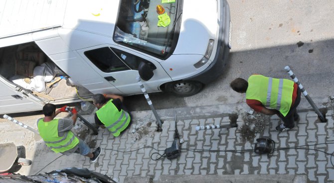 Изкъртиха току-що поставен тротоар в София заради поставянето на колчета