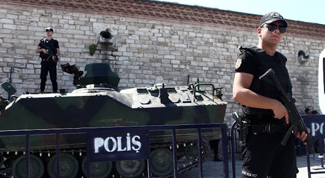 Извънредно положение: Турските власти пратиха 1800 спецполицаи в Истанбул