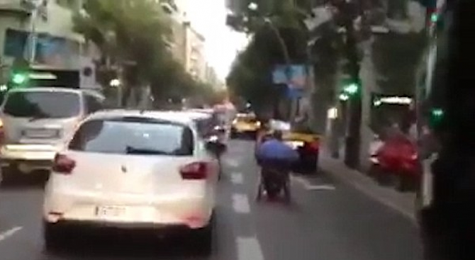 Мъж в инвалидна количка ''лети'' между колите (видео)